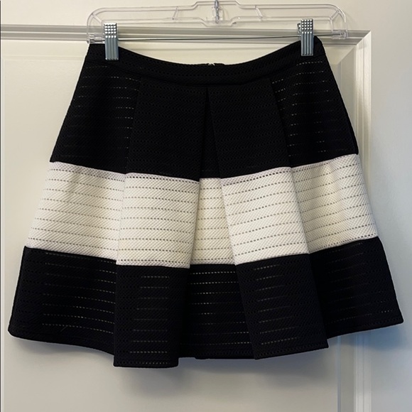 Soprano Pleated Zip Up Skirt Size Small - Picture 1 of 3
